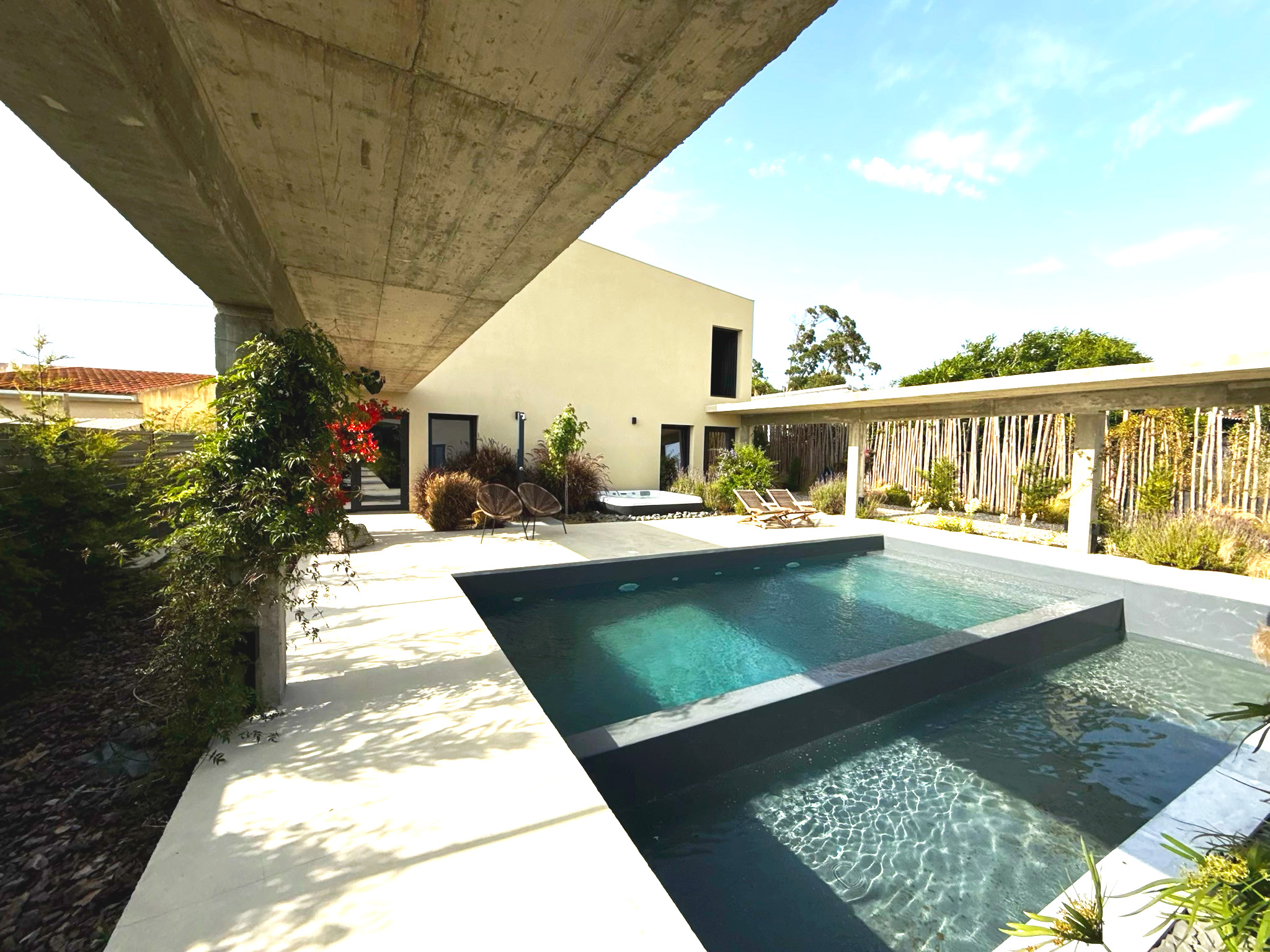 Penafirme | Moradia de Arquitetura Orgânica com 540m², Piscina, Jacuzzi, Jardim, a 5m do Mar